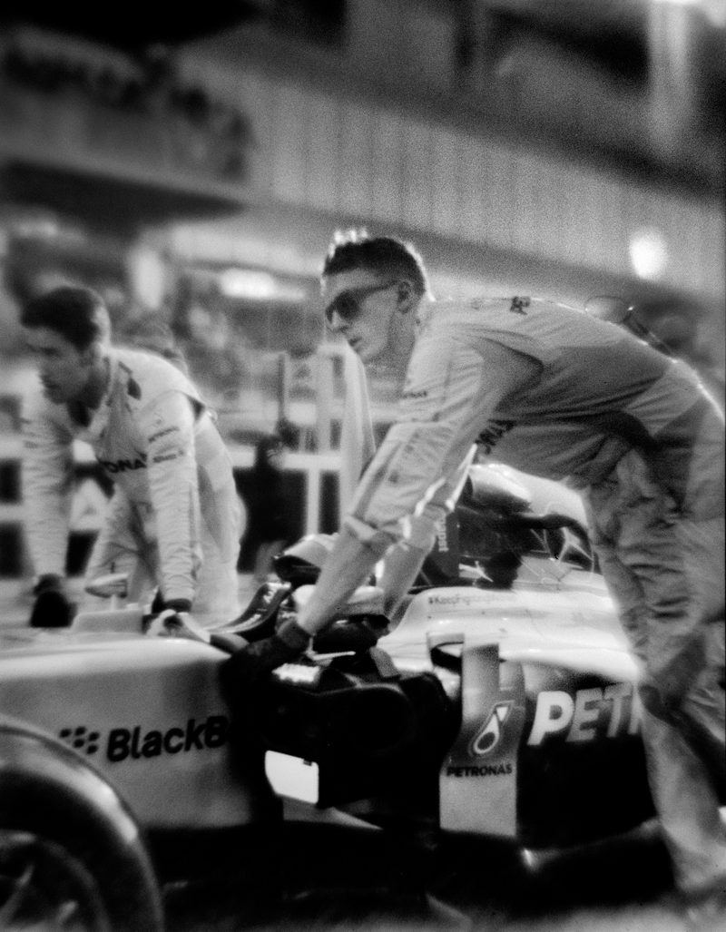 Illustration for article titled This Photographer Shoots 230 MPH Formula One Cars On A Camera From 1913